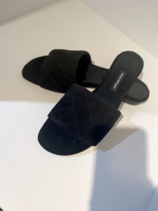 Black quilted flip-flops in natural suede leather