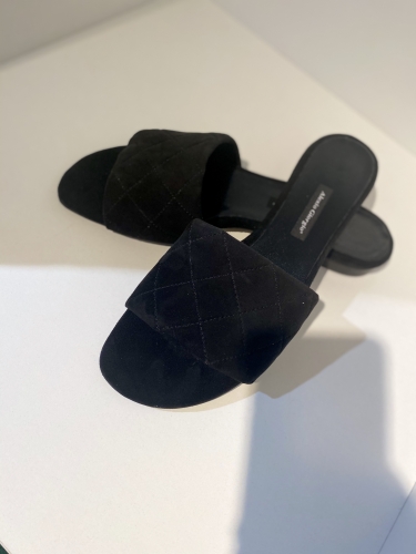 Black quilted flip-flops in natural suede leather