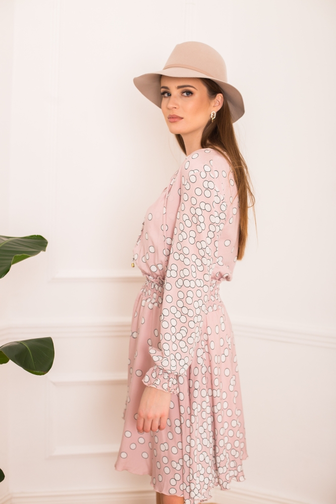 Różowa lekko rozkloszowana sukienka w kropki Wilma Swing