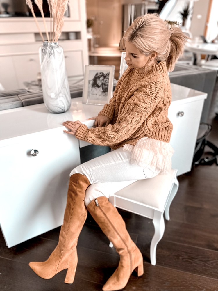 Karmelowe sweter z grubym splotem i ozdobną falbaną