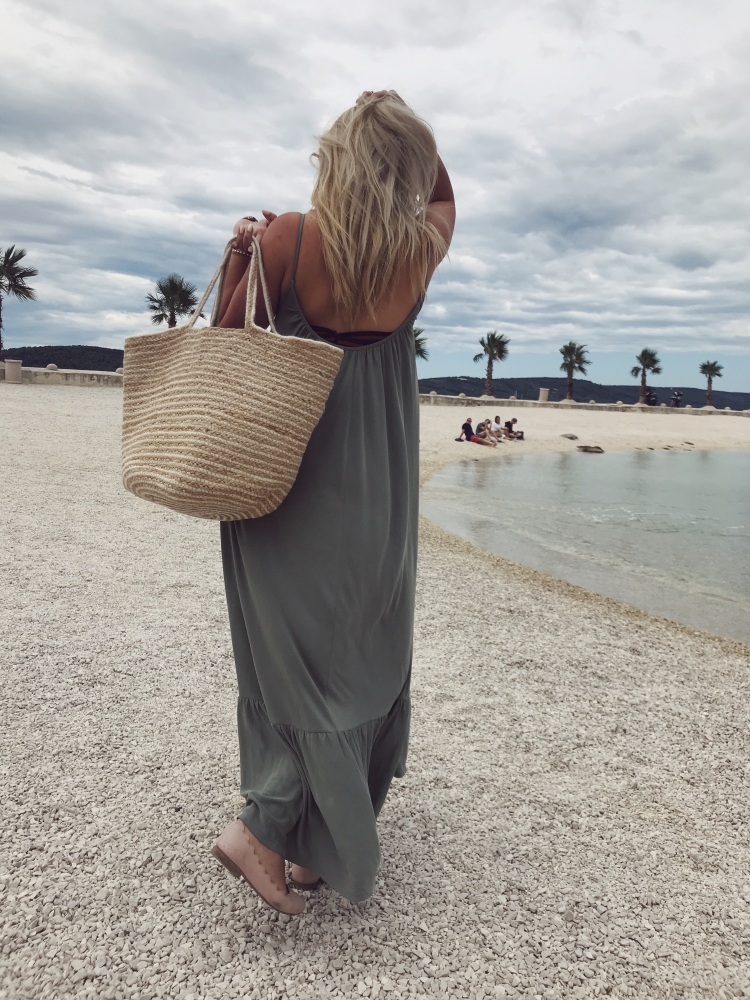 Długa oliwkowa sukienka na ramiączka