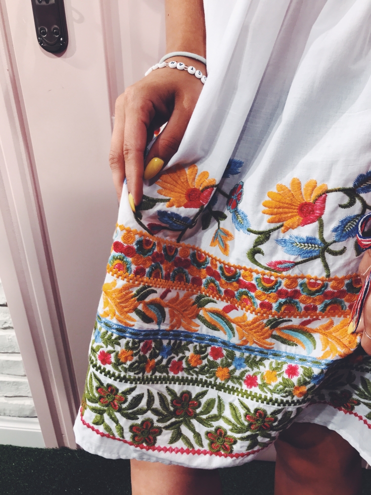 Biała sukienka z kolorowym haftem