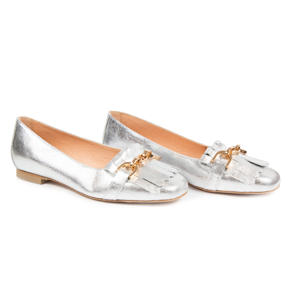 Srebrne skórzane mokasyny ze złotą klamrą