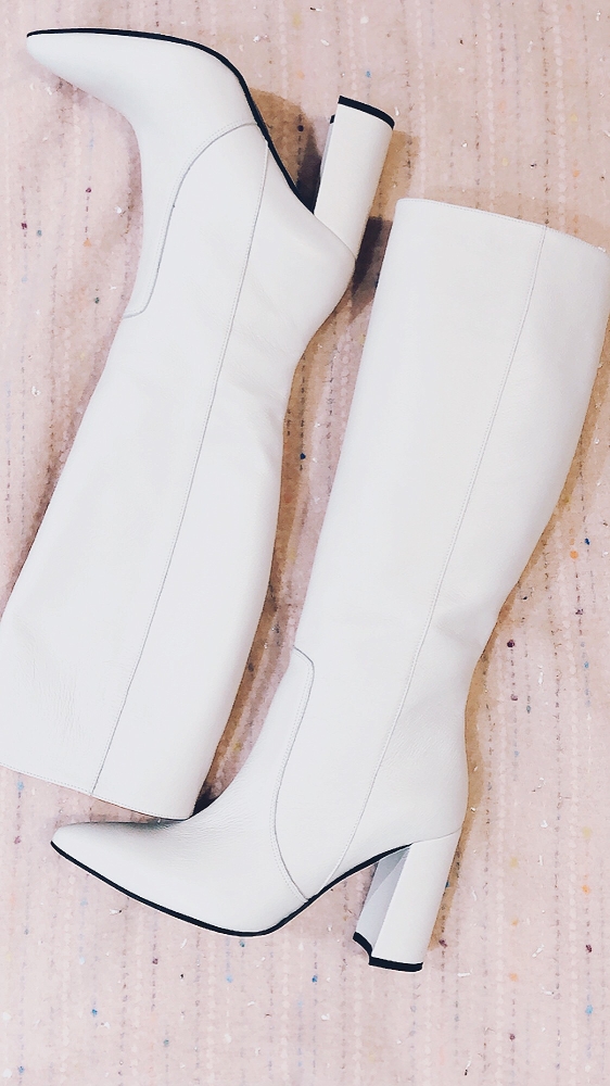 Białe skórzane kozaki na słupku