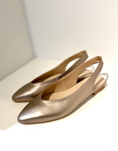 Gold heel-less pointed ballet flats by Alexio Giorgio