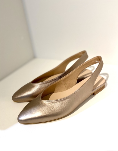 Gold heel-less pointed ballet flats by Alexio Giorgio