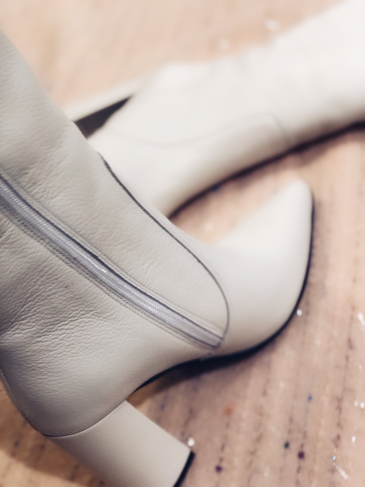 Białe skórzane kozaki na słupku