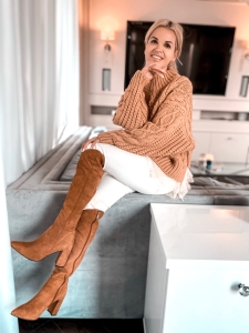 Caramel sweater with thick weave and decorative ruffle