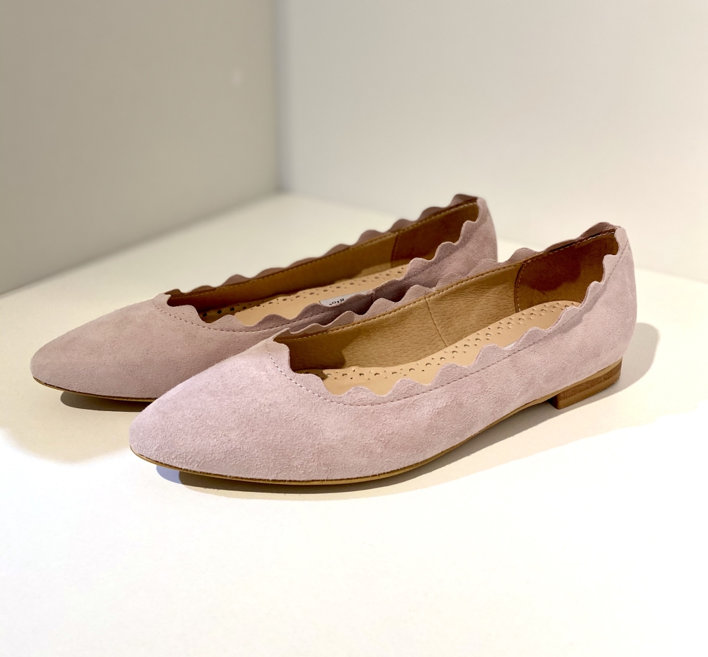 PUDROWO-RÓŻOWE ZAMSZOWE BALERINY W SZPIC Z FALKĄ ALEXIO GIORGIO