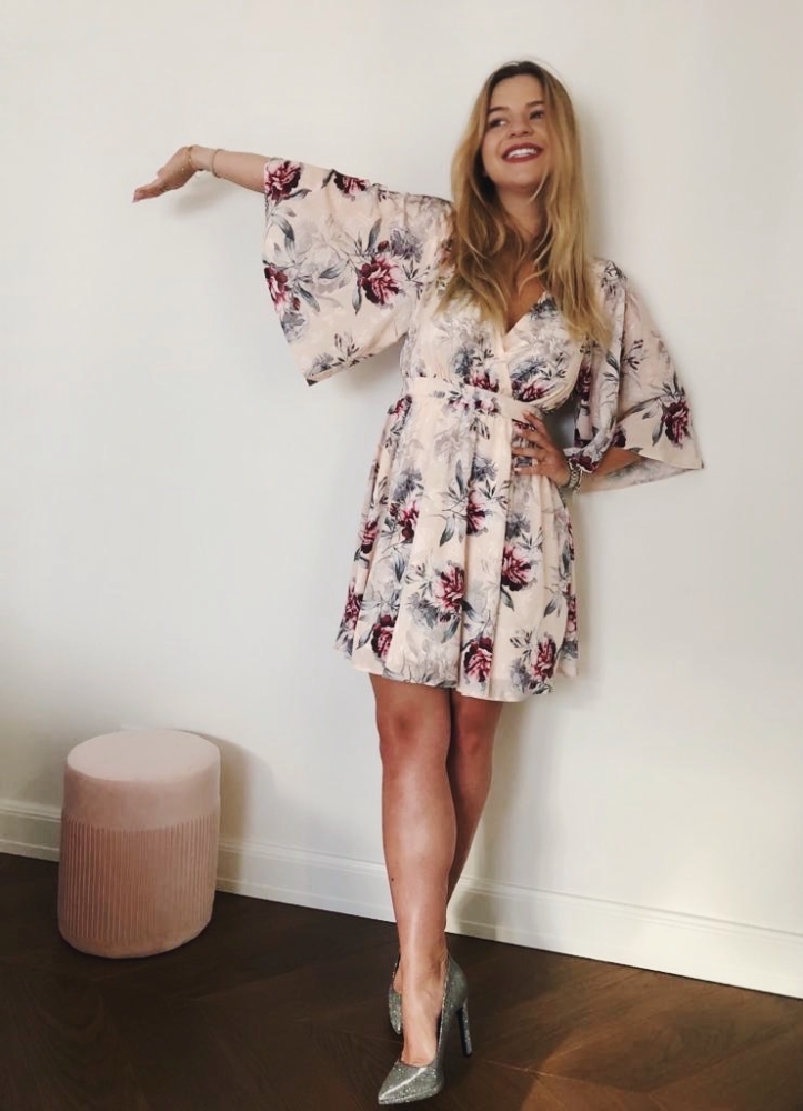Sukienka mini w kwiaty o kroju kimono Tokio Swing