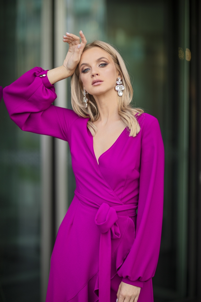  Fioletowa asymetryczna sukienka z ozdobną falbaną Frilla Swing