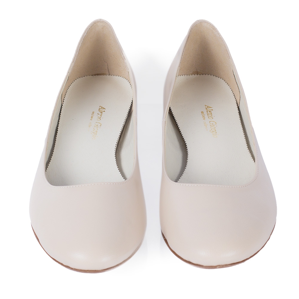 Gładkie jasnobeżowe skórzane baleriny